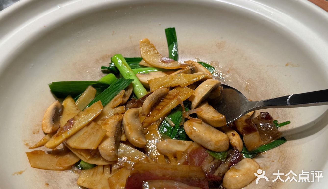 享受餐厅佳肴，大家快来尝尝吧！