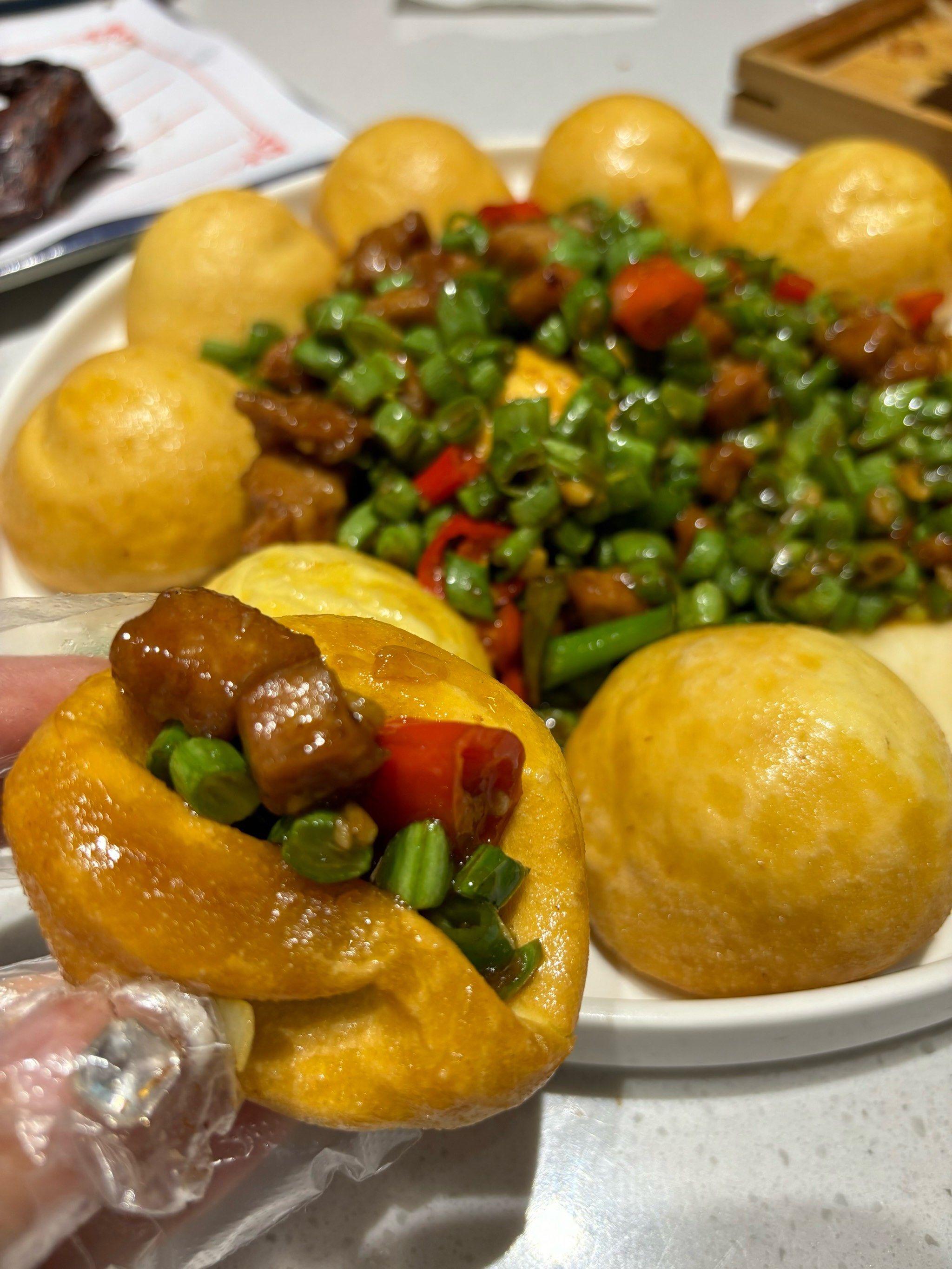 
杂粮包外面的菜是牛肉粒和辣椒豆角