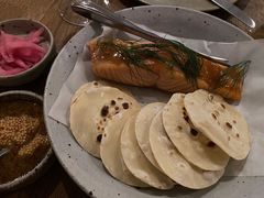 烟熏三文鱼配烤饺子皮和芥末籽酱-BOR Eatery(安福路店)