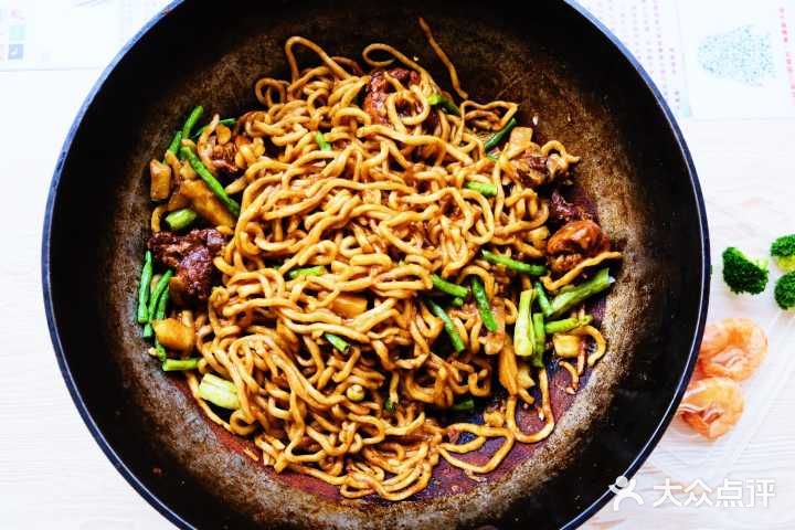 黑强铁锅焖面·淄博烧烤(鲁东店)