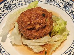 鸭蛋黄狮子头-春水锅贴·传统鲁菜(大明湖店)