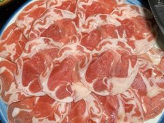 自卷精品羊肉-宽板凳老灶火锅(簋街店)