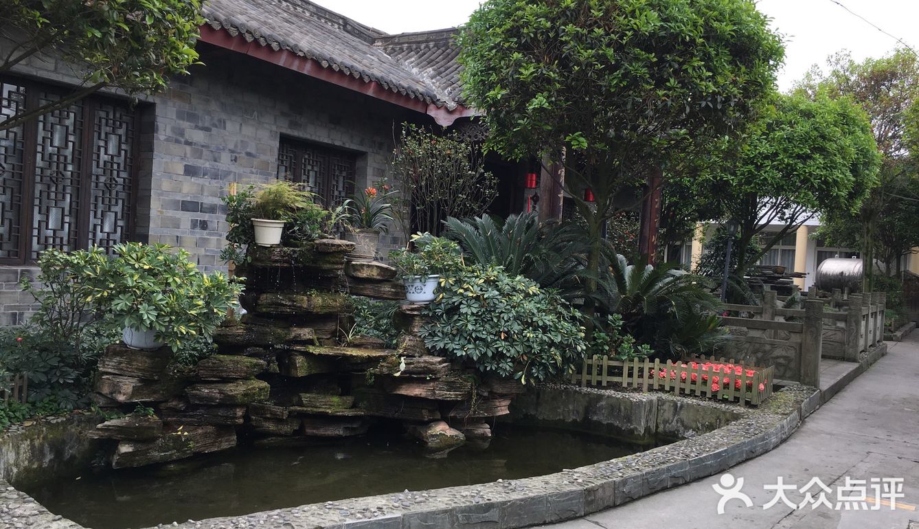 因为只有3个人所以点了两荤一素分量很合适