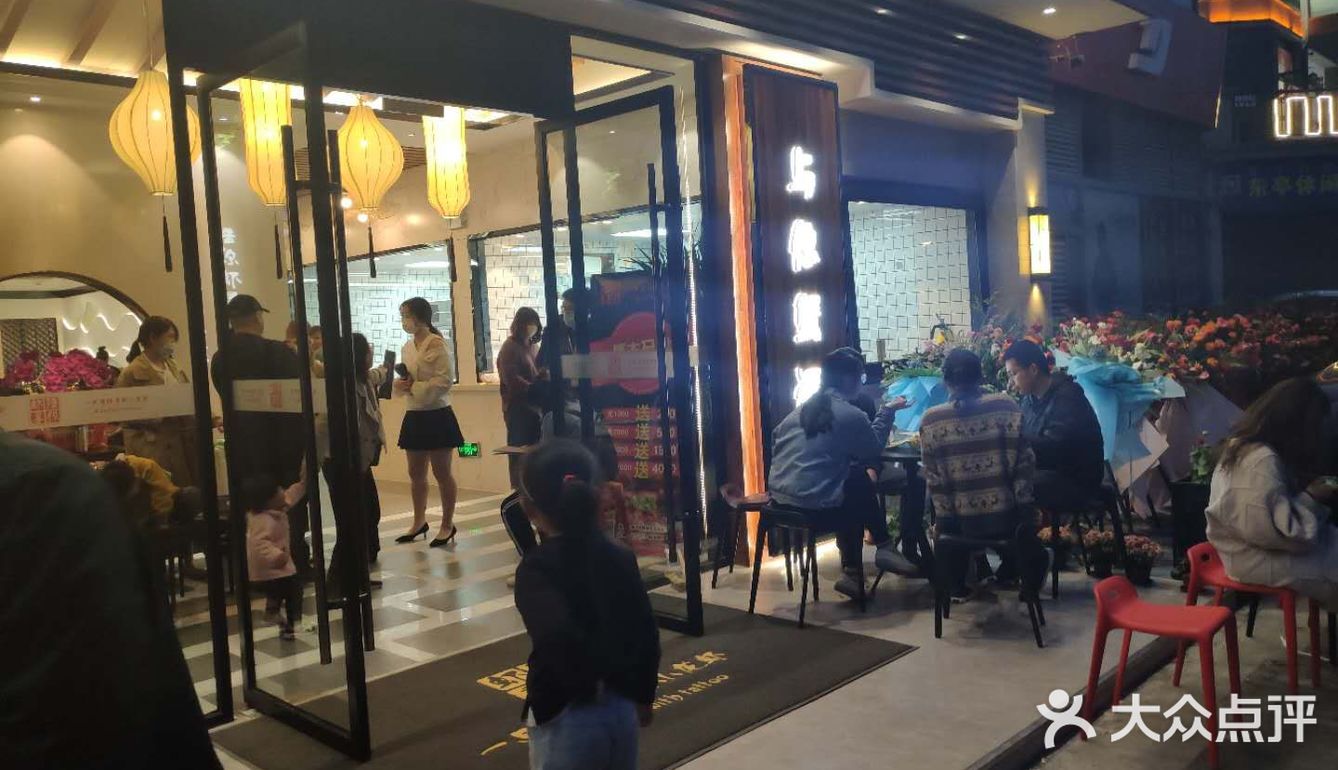 人气非常的旺。好在店面比较大，能容纳很多客人