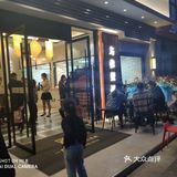 人气非常的旺。好在店面比较大，能容纳很多客人