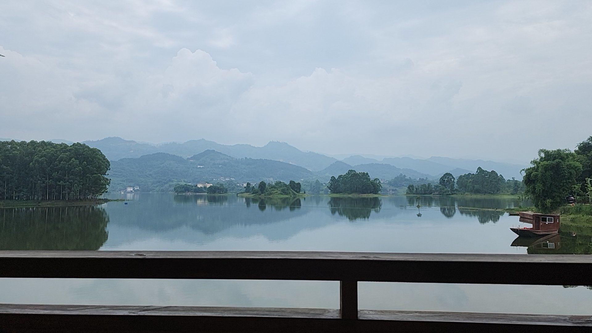 大洪湖垂钓中心度假村风景宜人,环境优美