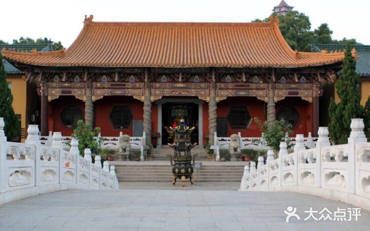 如今每天都有很多人来烧香拜佛。这里香火也很旺