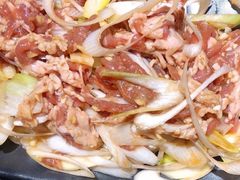 葱爆羊肉-赤铁扒拉锅·烤串·烤鸽子