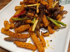 手撕牛干巴炒藕条-云海肴·汽锅鸡·云南代表菜(美罗城店)