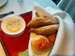 餐前面包配黄油-弦月窗LUNETTE BY AMANDA(复兴路店)