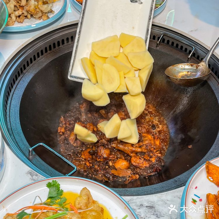 这顿铁锅炖大公鸡🍲放眼杭州也是相当炸裂!