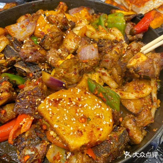 尕严特色烤羊肉炕锅美食