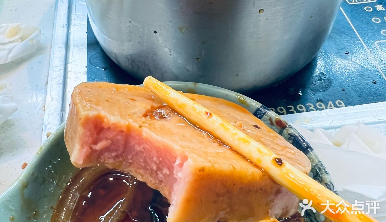 位于黄岛商场在地下 里面的服务员阿姨很好很热情