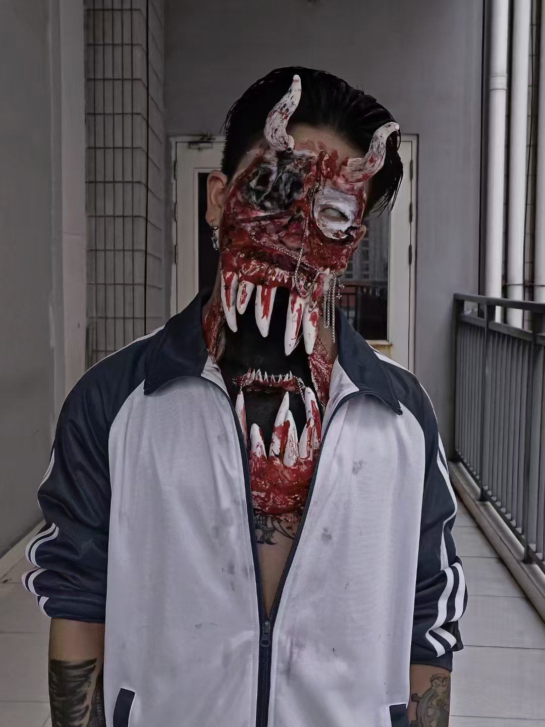 1. 环境优美: 长藤鬼校的环境非常优美