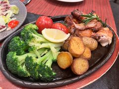 秘制烤春鸡配西兰花和迷迭香-WOLFGANG PUCK KITCHEN & BAR(迪士尼小镇店)