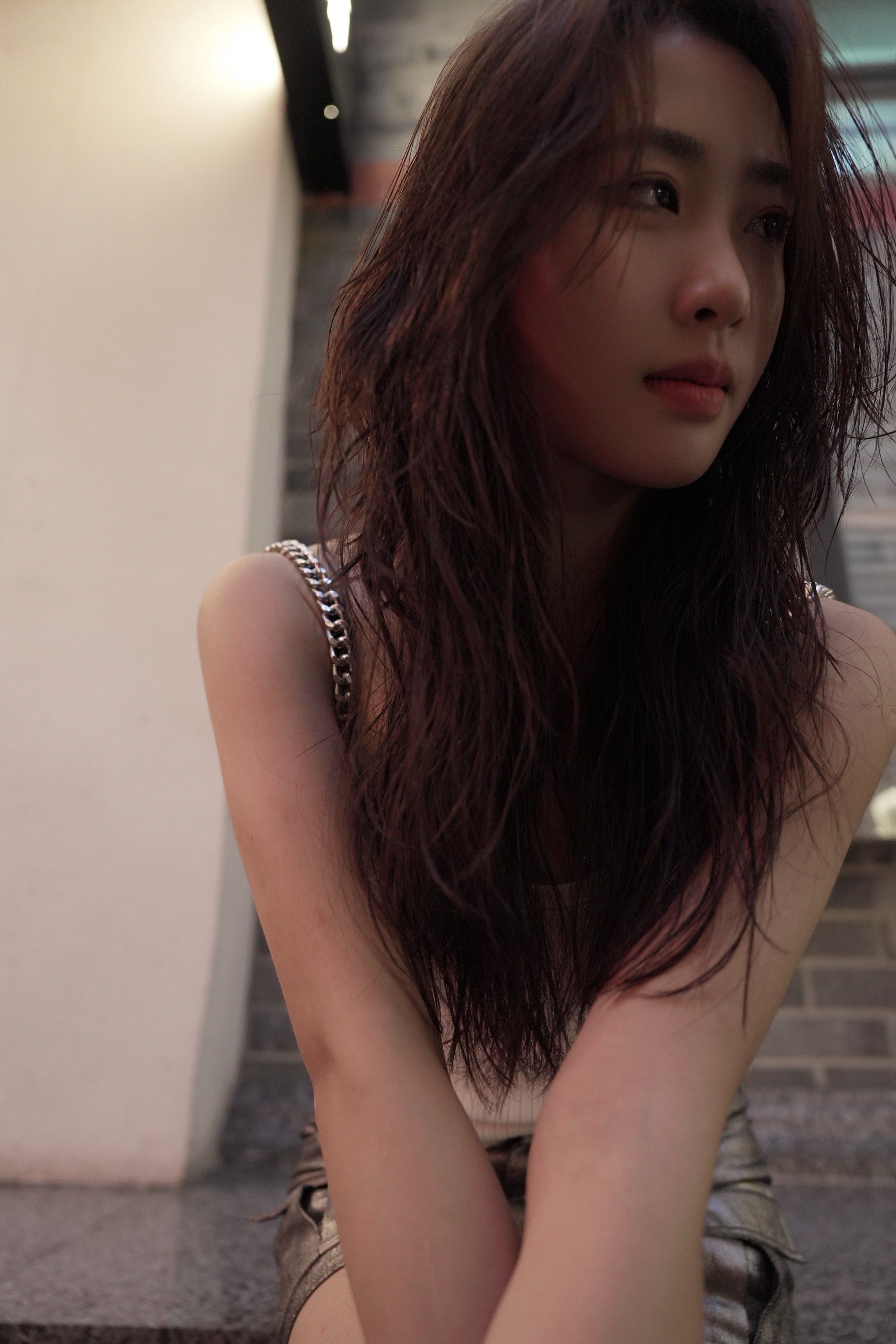 卷发女孩的自然魅力