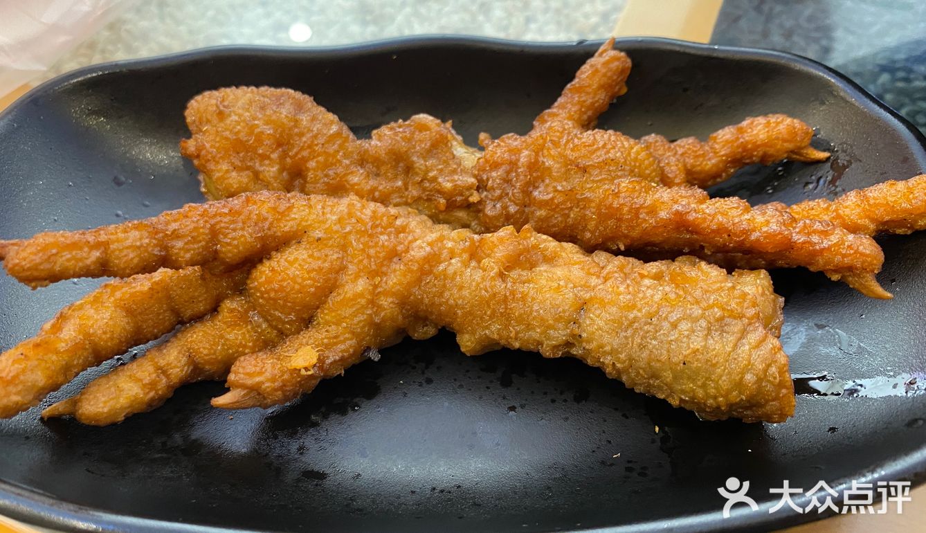 挺好找店里有7~8张桌子，干干净净的