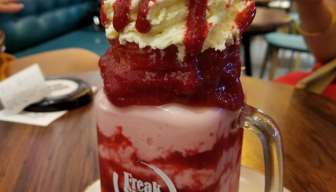 终于来尝试了,点了红丝绒,很喜欢树莓酱的味道