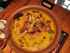 -帅巴人舅母子腊蹄民俗村