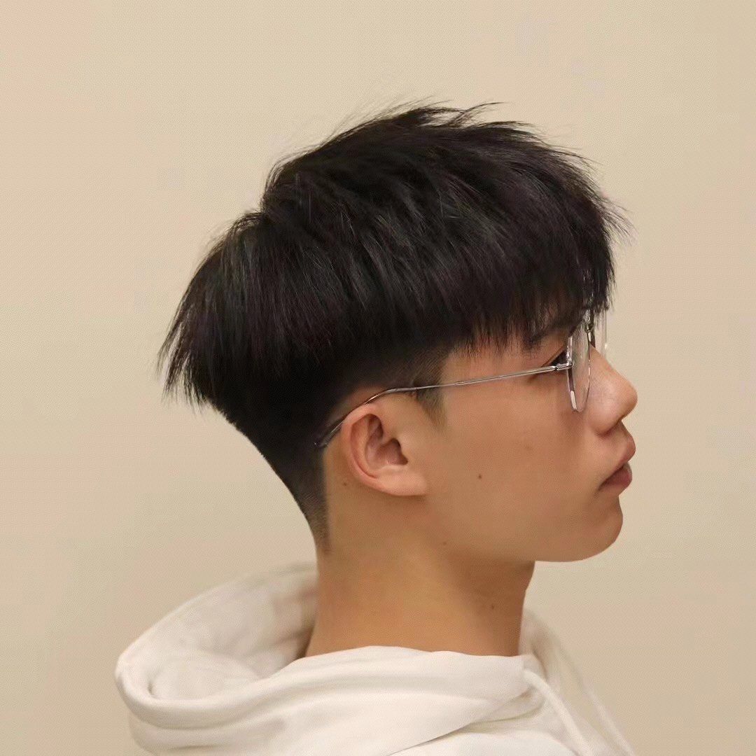 男士眉下刘海发型
