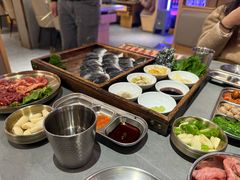 -围炉肉舍•炭烤活鳗•丹东海鲜烤肉(步行街店)