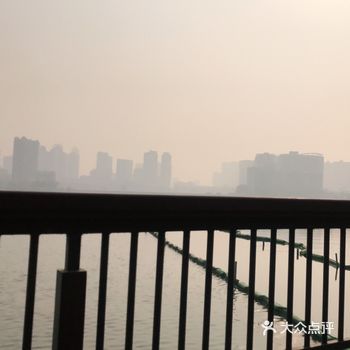 艳阳日溶水，湖边树影红； 两岸林尽染，达人疾步行