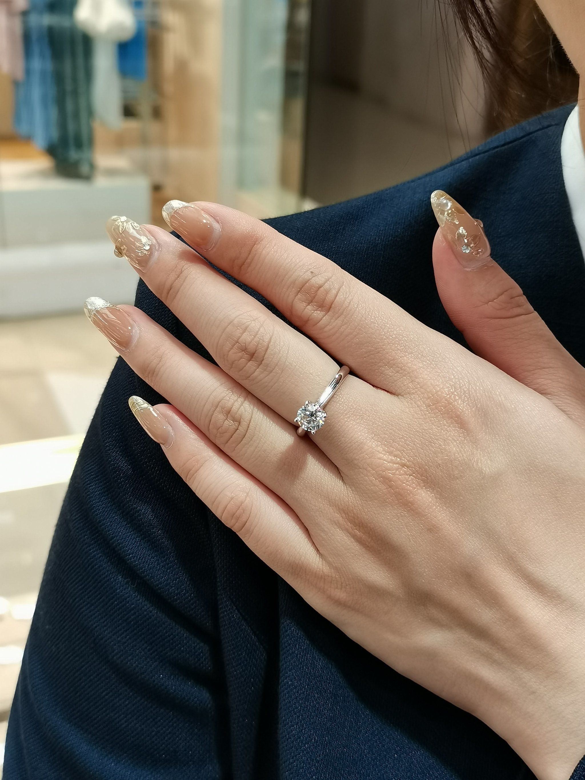 不想说话,戒指被同事戴手上