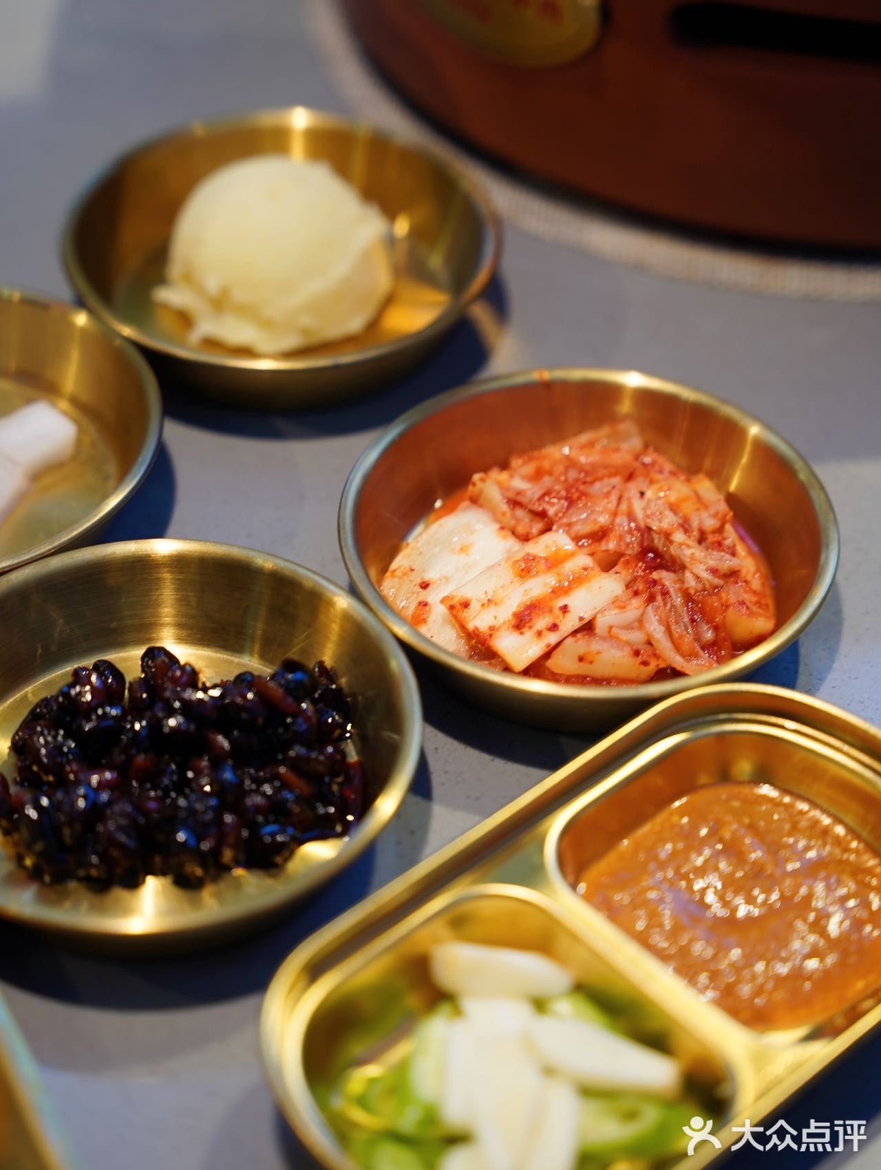 南京东路上的炭火泥炉烤肉