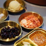 南京东路上的炭火泥炉烤肉