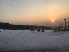 -采薇庄园四季滑雪场