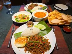 泰式打抛牛肉煎蛋配饭-翡翠鸟精品泰国菜(北辰财富中心店)