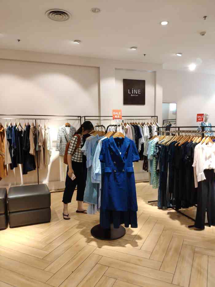 line(伊势丹店)-"伊势丹电梯旁边的专柜,韩国的牌子,样式比.