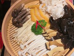 -尚尚仙·酸汤猪手·猪肚鸡火锅(华联万柳购物中心店)