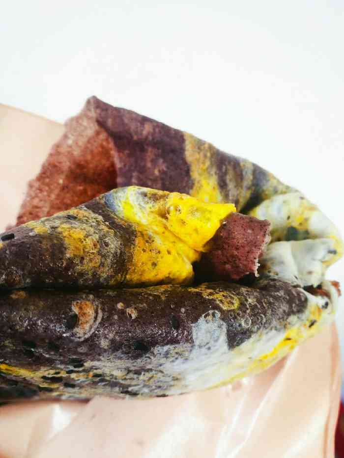 打分   /人 连续吃了两天的煎饼,更偏向紫米煎饼,薄脆很脆,不会过于油