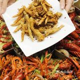 我能吃掉两大碗！店里除了龙虾还有炒菜和烧烤
