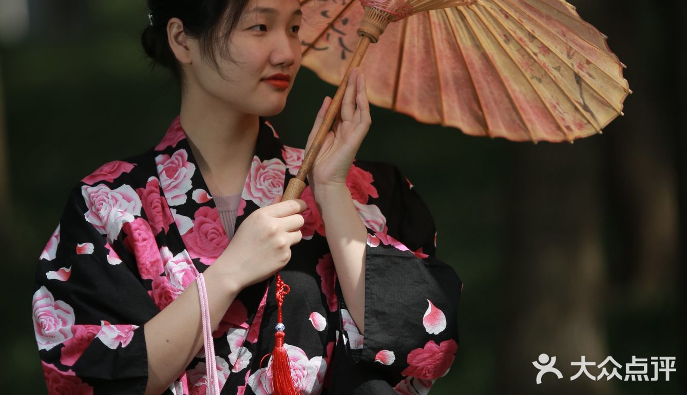 听说今年世纪公园种了一片彩色油菜花,果断安排上!