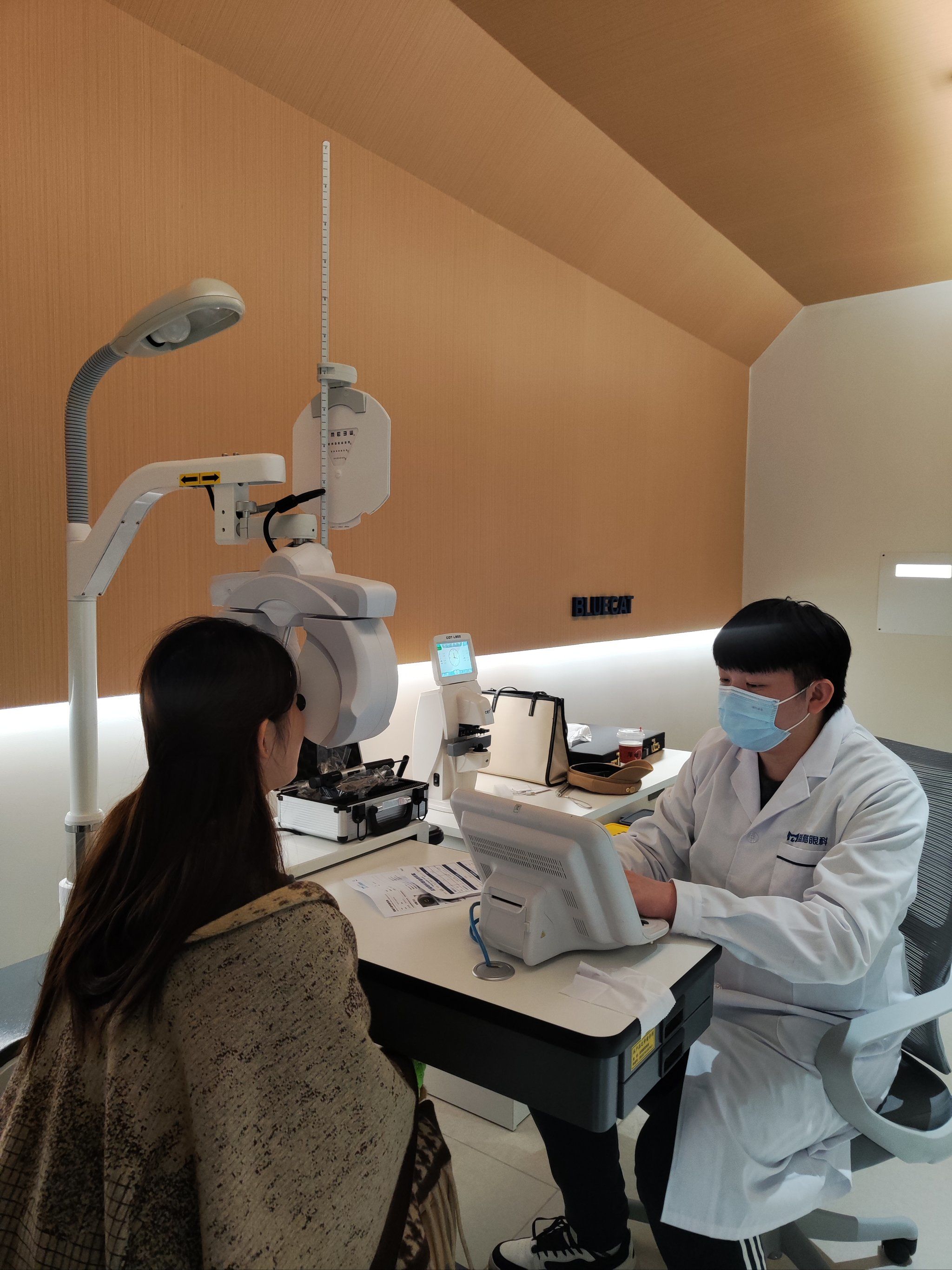 症状也不可小觑\n前两天去了附近的一家新开业的眼科yi院做眼部检查