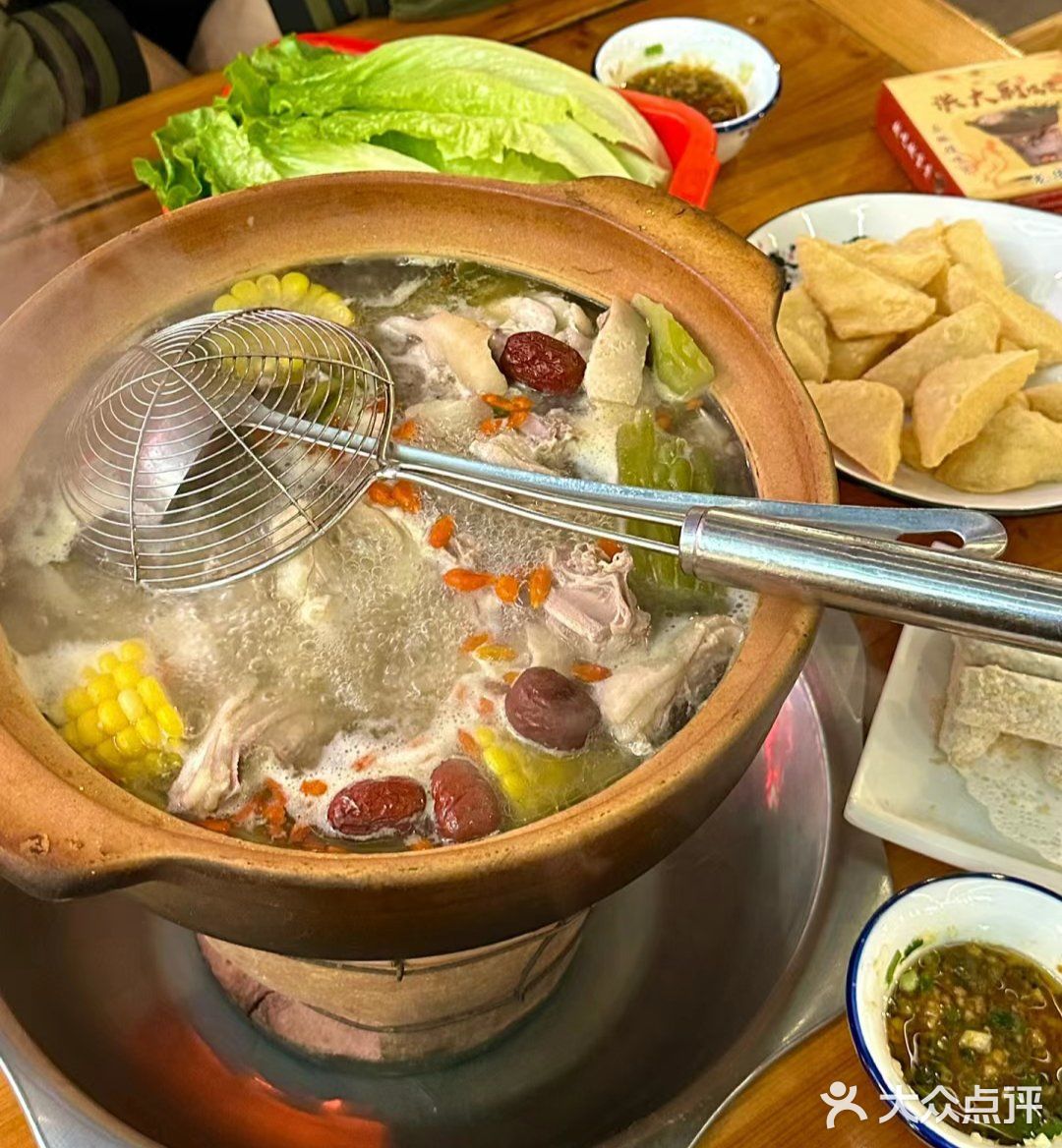 人潮涌动的餐馆，洪大厨鸡煲！