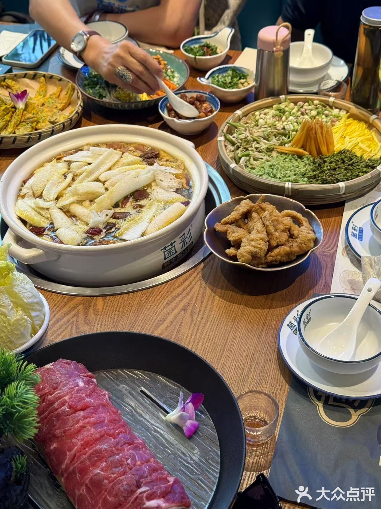 这家菌火锅的甜品怎么那么好看