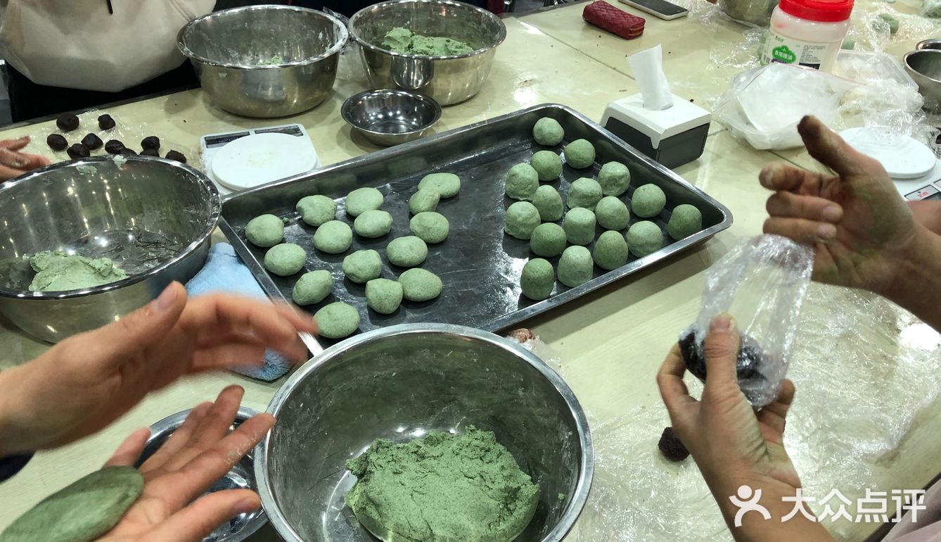  弘扬传统文化，学做青团｡