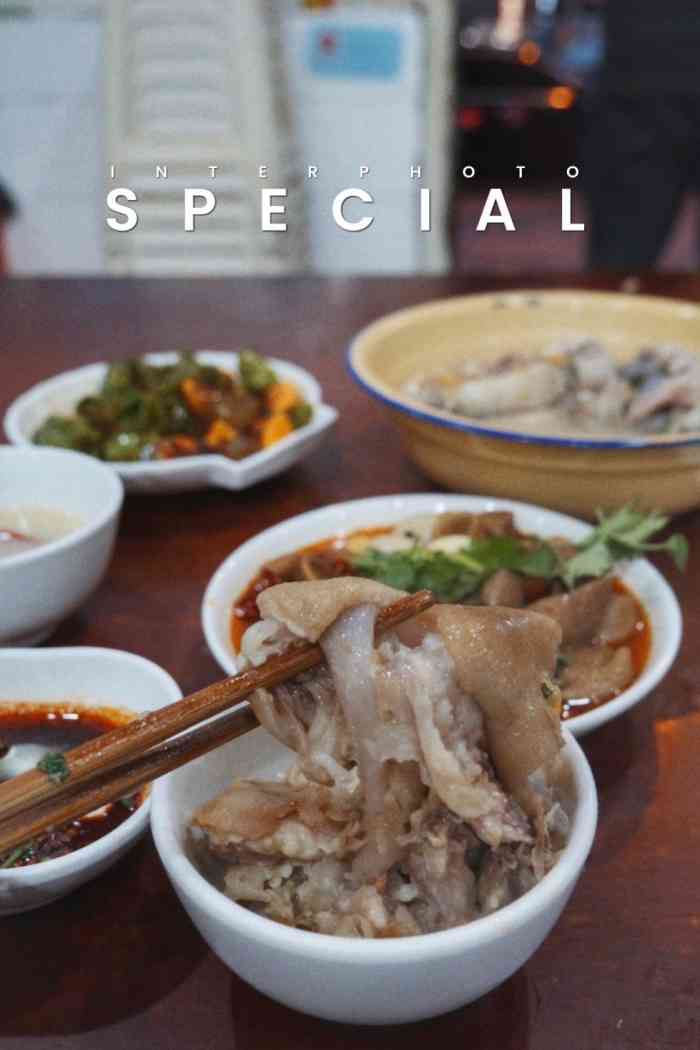 胡记蹄花汤-"川美那条街全是外墙维修改造拦了起来,就很.