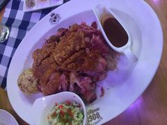 猪肘配酸菜-皇冠自酿啤酒坊(中国红街5号楼店)