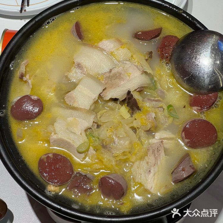 酸香浸透五花肉和血肠，汤汁浓醇不腻。雪衣豆沙果然惊艳