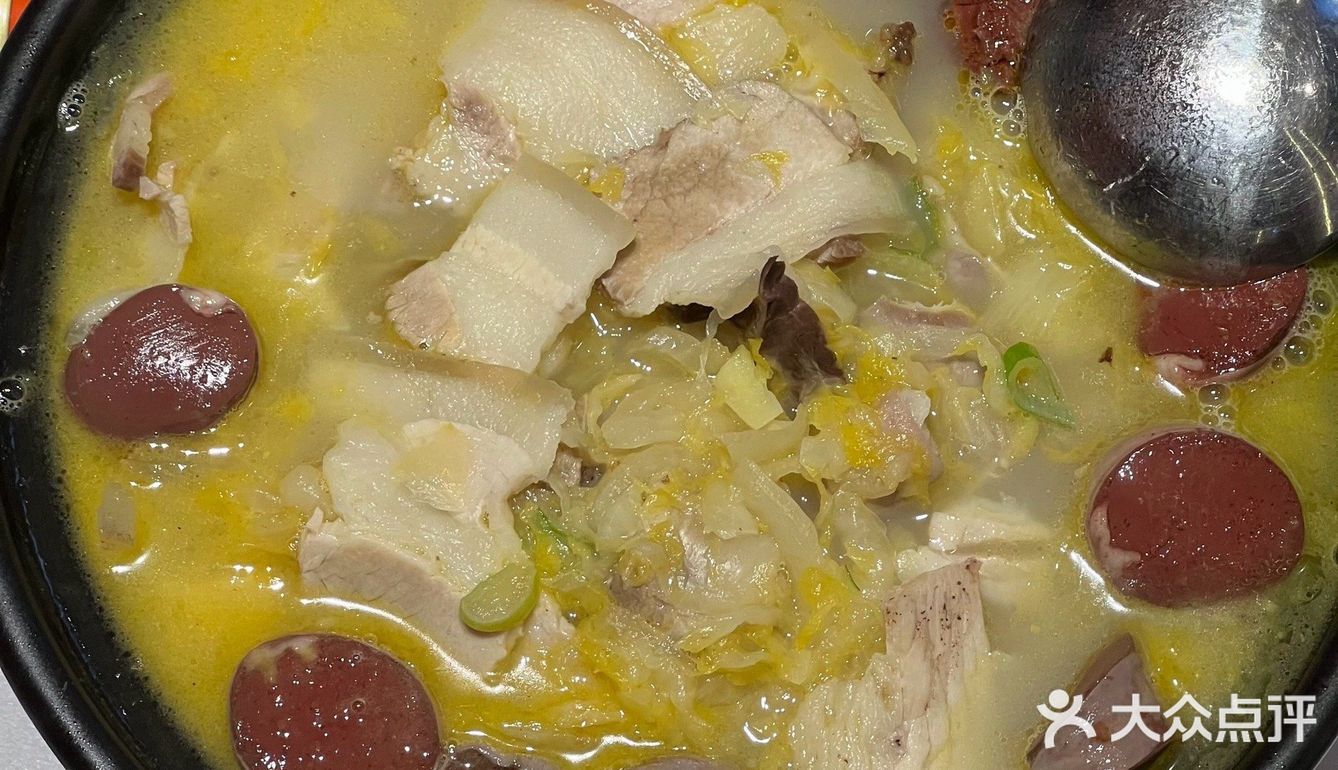 酸香浸透五花肉和血肠，汤汁浓醇不腻。雪衣豆沙果然惊艳