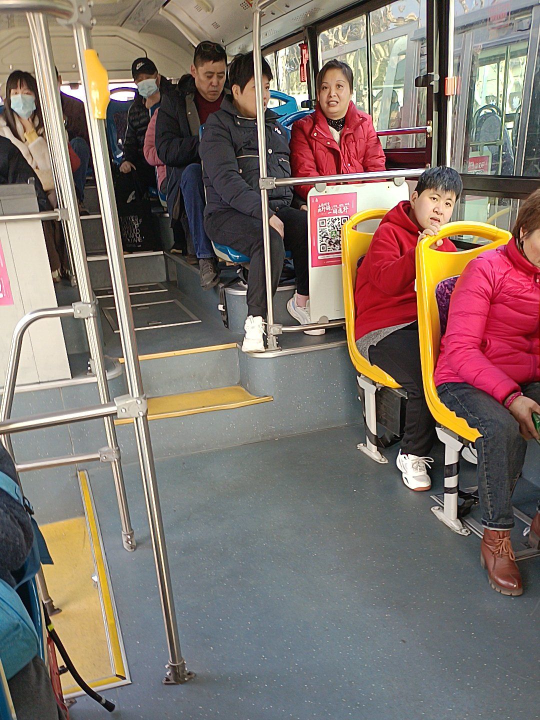 挤公交车上班路