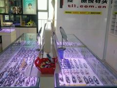 -提一眼镜·蔡司·依视路(小寨店)