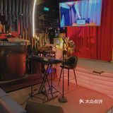 天生五音不全的我，在这间酒吧高歌一曲