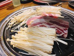 厚切猪肉-·缸桶屋·韩式牛肋条自助烤肉(西湖D11店)