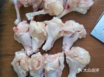 放油，姜蒜片，小火把小腿煎一下