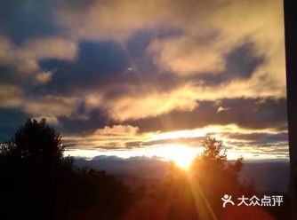 鸡足山金顶日出 地理位置：大理白族自治州东部宾川县境